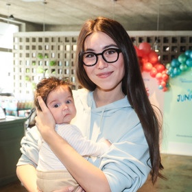 Naomi Adachi ukázala svou holčičku. 