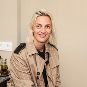 Naposledy nepřehlédnutelný plášť herečka Barbora Poláková "provětrala" na představení loutkového filmu Velký Pán v září 2024.