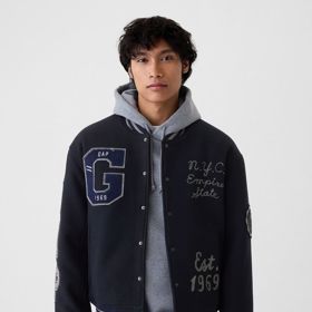 Stylový teenager nepohrdne ani klubovým bomberem. (Gap, 4 199 Kč)