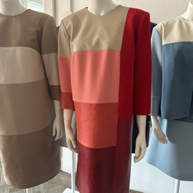 Šaty, sukně, sáčko bez fazóny, to je několik kousků z kapsulové kolekce Liběny Rochové v netradičně pestrých barvách.