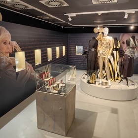 Galerie Tančící dům hostí unikátní výstavu Helena – 60 let na scéně, mapující kariéru Heleny Vondráčkové.