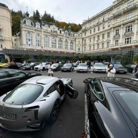 Takových pěkných aut na jednom místě.