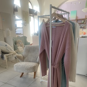 Úpletové kardigany a pulovry vznikaly ve spolupráci s návrhářkou Terezou Rosalií Kladošovou.