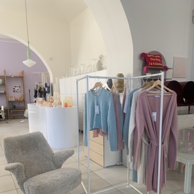 Kolekce Petry Maříkové čítá heboučké pleteniny, basic topy v bílé barvě a několika základních střizích a také sadu originálního čalouněného nábytku. Vše si můžete prohlédnout v pražském Concept Store Ones.