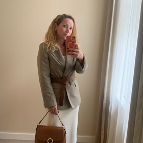 Módní redaktorka Lifee.cz Jana Elfmarková v modelu, který sestavila za celkovou cenu 4 855 Kč.