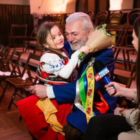 Dcera Daniela Hůlky už s tátou vystupuje v představení Prodaná nevěsta.