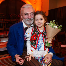 Rozárka v kostýmu z Prodané nevěsty se svým tátou Danielem Hůlkou.