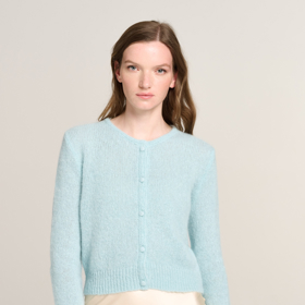 Kolekce Your Cozy Sanctuary značky TOUCHME zahrnuje heboučké svetříky různých střihů z udržitelně získávané vlny baby alpaca.