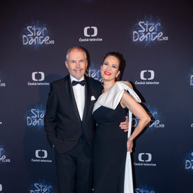 Tereza Kostková a Marek Eben jsou vždy ozdobou každého přenosu. Šaty pro moderátorku StarDance šije Tatiana Kovaříková.