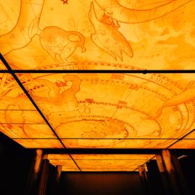 Podsvícené dlaždice vytvářejí fantastický pohled na oblohu od studia Adam Ellis, inspirovaný slavným pražským astronomickým orlojem.