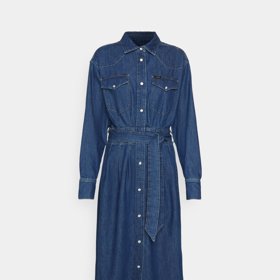 Dlouhé šaty košilového střihu s propínáním je vhodné doplnit o vázačku, která zvýrazní pas. (Lee, 3 200 Kč)