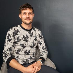 Libor Pospíšil se na nezvyklém rodinném uspořádání dohodl s manželkou. Zatímco muži ho často považují za slabocha, nebo ho naopak obdivují, ženy mu jednoznačně fandí. Horší to má jeho manželka, která se nezavděčí ani jednomu táboru.