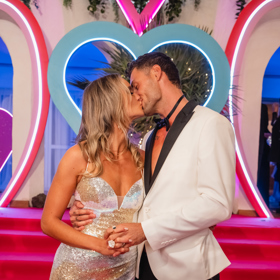 Vítězný polibek Kristi a Traba v Love Islandu.