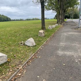 Opatření Městské části Praha 6, aby auta nevjížděla na trávník.