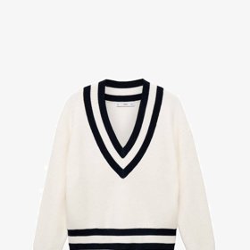 Elegantní charakter svetříku podtrhuje jednoduchá černobílá kombinace barev. (Mango, 899 Kč)