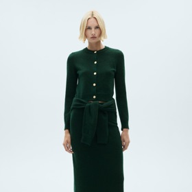 Značka Mango přichází s návodem, jak kombinovat dokonce více než dva totožné kousky najednou. Kardigan se sukní doplní ještě klasický pulovr s kulatým výstřihem. (Mango, kardigan, 999 Kč, sukně, 899, svetr, 899 Kč)