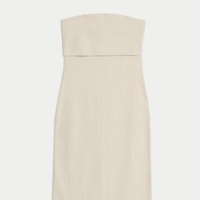 Jana oblékla tyto žerzejové bodycon šaty s překládaným živůtkem od značky Marks&Spencer, kde je pořídila ve slevě za 299 Kč. Původní cena byla ale také poměrně příznivá - 899 Kč.