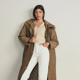 Pro zateplenou parku v trendy karamelovém tónu není elegantní outfit žádný problém. (Next, 2 750 Kč)