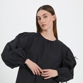 Halenku s širokými rukávy můžete klidně nosit i k džínám. (Norr, 2 500 Kč)