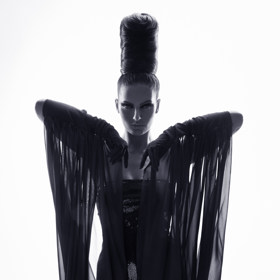 Kolekce OBSESSION by Honza Kořínek zajistila českému kadeřníkovi první cenu v soutěži TROPHEÉ 2024 v kategorii výčes/drdol/účes roku.