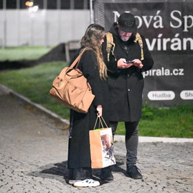 Blažkova taneční partnerka Adriana Mašková studovala mobil s ním.