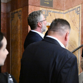 Jiří Langmajer do sebe naklopil pivo. 