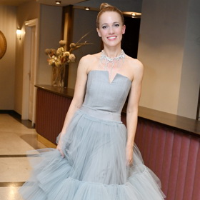 Herečka Petra Bučková doplnila róbu z Olo dressing nápadnými šperky značky Dick Wolf.