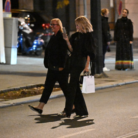 Dara Rolins přispěchala k luxusnímu vozu svého přítele.