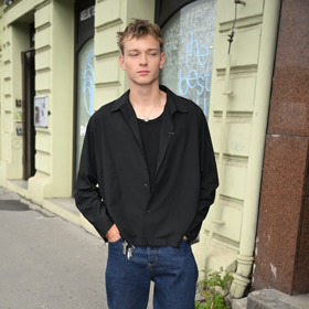 Tomas je mladým hercem i zpěvákem s velkou základnou fanynek.