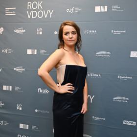 Pavla Beretová ozdobila premiéru nejhonosnějším modelem. Zvolila korzetové šaty, jejichž autorkou je módní návrhářka Alexandra Gnidiak.