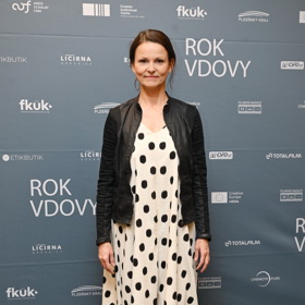 Herečka Klára Melíšková sáhla po decentnějším a méně zdobném modelu, moc jí to ale v puntíkovaných maxi šatech, které doplnila o koženou bundičku a pohodlné natahovací kotníčkovky na platformě, slušelo.