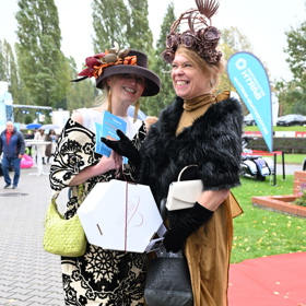 Dámy z řad hostů 134. Velké pardubické letos volily nápadité a nepřehlédnutelné modely pokrývek hlavy všech tvarů i barev.