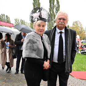 V Pardubicích byla tentokrát k vidění celá řada unikátních pokrývek hlavy i modelů, které odpovídaly poměrně přísnému dostihovému dress codu.