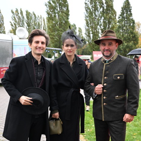 Jednoduché luxusní doplňky v trendy khaki barvě a k tomu čelenka suplující fascinátor s elegantním závojíčkem. Krásná to podívaná.