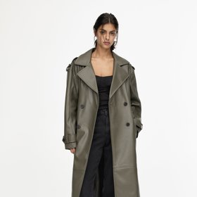 Trendy odstín khaki koženkovému trenčkotu nesmírně sluší. (Pull&Bear, 1 499 Kč)
