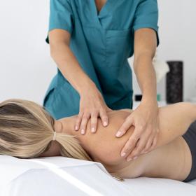 Fyzioterapeuta občas potřebuje každý z nás a zvlášť důležitý je pro pacienty s rakovinou nebo po prodělané léčbě. Jak vyplývá výzkumu, jenž byl v roce 2021 součástí bakalářské práce studentky Lékařské fakulty v Hradci Králové Nikol Vlachové, většina žen po rakovině prsu nenese ani tak těžce léčbu samotnou jako fakt, že kvůli poklesu fyzické kondice nezvládnou věci, které dříve stíhaly. S tím by jim mohla pomoci právě onkorehabilitace.