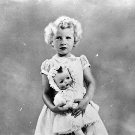 Jako malá holčička měla Anne blond kudrnaté vlásky po mamince, královně Alžbětě II. Snímek pochází z 50. let.