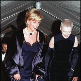 V záři blesků pak vynikly její opulentní šperky.