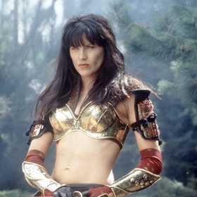 Lucy Lawless se proslavila v devadesátých letech jako představitelka vnadné Amazonky Xeny.