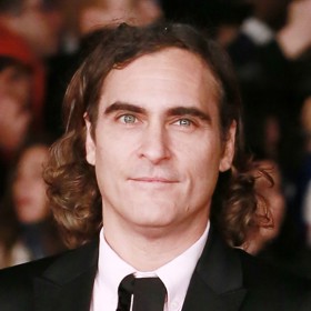 Joaquin Phoenix neměl zrovna ortodoxní dětství. Narodil se v Portoriku, když jeho rodiče šířili v Karibiku víru sekty Children of God. Jako jediný ze sourozenců nedostal přírodou inspirované jméno, což ho dlouho mrzelo.