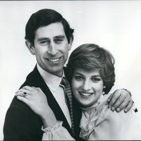 Diana se poté, co se její snímky objevily na titulních stránkách novin, běžela vyplakat Charlesovi. Nechtěla nést přízvisko přítelkyně bez spodničky. To se jí záhy splnilo, půl roku po focení se pár zasnoubil.