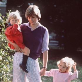 Diana pozvala fotografy do parku nedaleko školky, kam si vzala i dva ze svých svěřenců.