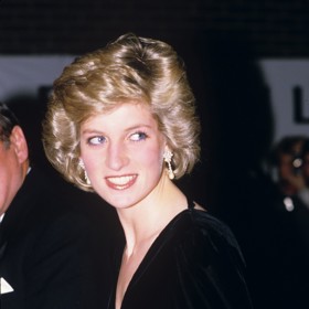 Princezna Diana si nechala na Met Gala v roce 1996 ušít šaty od Diora.