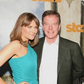 Manželem Lucy Lawless je televizní producent Rob Tapert, který stál i za seriály Herkules a Xena.