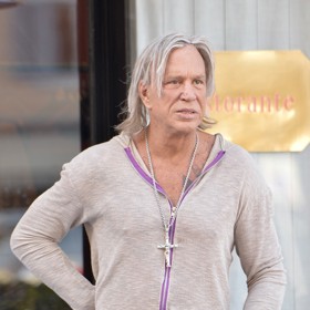 Herec Mickey Rourke vypadá jako úplně jiný člověk.