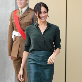 Ikonou pouzdrových sukní je každopádně Meghan Markle. Do jejího šatníku neodmyslitelně patří od roku 2018, kdy se vdala za prince Harryho. Tuto borovicově zelenou koženou midi sukni BOSS měla na sobě přesně před šesti lety při návštěvě univerzity v Chichesteru.