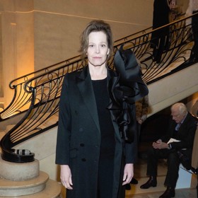 Když se Sigourney Weaver rozhodne pro černou, rozhodně to nebude nuda. O působivý detail se v případě tohoto modelu, jehož autorem byl návrhář Stephane Rolland, postarala obří hedvábná aplikace na rameni dlouhého vlněného pláště, pod kterým herečka skrývala jednoduché černé pouzdrové šaty v midi délce.