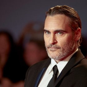 Život držitele Oscara Joaquina Phoenixe, který slaví 28. října padesáté narozeniny, by vydal na román.