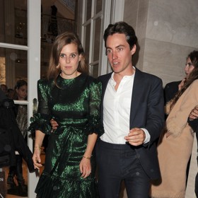 Už o rok dříve se v šatech stejné značky, barvy a velmi podobného střihu (jen s přidanými volány) objevila na křtu knihy The Dior Sessions: Dior Men princezna Beatrice.