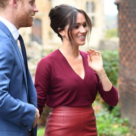 Jednobarevný look, tentokrát rubínový, zvolila i o rok později na diskusi u kulatého stolu s princem Harrym. Není náhodou, že pouzdrová sukně znovu pochází od značky BOSS. Tenhle styl totiž vévodkyně ze Sussexu miluje.